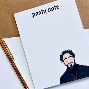 Peut inclure: Un bloc-notes blanc avec le texte "posty note" imprimé en noir en haut. Une illustration en noir et blanc d'une personne avec un col roulé noir et un collier argenté est imprimée sur la moitié inférieure du bloc-notes.