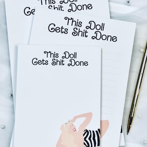 Esta muñeca hace las cosas, jefa motivacional femenina, media carta y cuarto de página, bloc de notas de 50 páginas, lista de tareas pendientes, regalo de humor de oficina A5