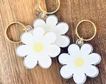 Retro White Daisy Acrylic Keychain: 70s Floral Charm