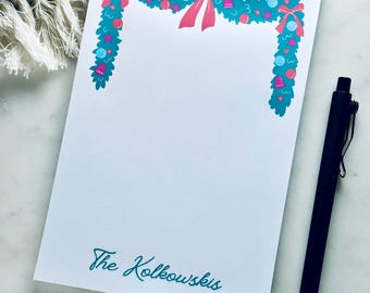 Benutzerdefinierte Retro Urlaub Girlande Notizblock | Personalisiertes Weihnachtsbriefpapier | Notizblock mit Familiennamen, Geschenk für Familie, frisch verheiratet oder Lehrer