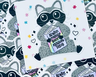 Pegatina de vinilo con un mapache leyendo basura - Regalo para amantes de los libros