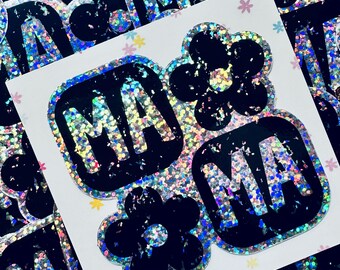 Op de afbeelding: Een set van drie iriserende holografische stickers met het woord "MAM" in zwarte letters. De stickers zijn versierd met zwarte glitter en hebben een verweerde look. De stickers zijn perfect om een ​​toets van glitter toe te voegen aan je knutselwerk, dagboeken of laptops.