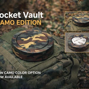 Może przedstawiać: Okrągły Pocket Vault z kamuflażem w odcieniach brązu, zieleni i żółci. Tekst "Pocket Vault CAMO EDITION" znajduje się nad sejfem. Tekst "NEW CAMO COLOR OPTION NOW AVAILABLE" znajduje się pod spodem.