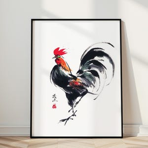 Puede incluir: Impresión artística enmarcada con una pintura de acuarela de un gallo. El gallo tiene una cresta roja, cuello naranja y cuerpo negro. La obra de arte es de estilo minimalista con caligrafía japonesa.