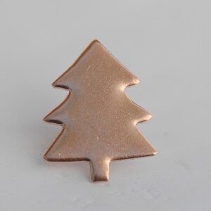 Puede incluir: Un adorno de árbol de Navidad de metal color oro rosa.