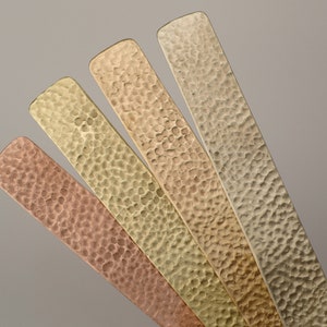 以下が含まれることがあります： 銅、金、銀の色合いのハンマードテクスチャの金属ストリップ4本