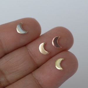 Puede incluir: Cuatro pendientes en forma de media luna en diferentes acabados metálicos: plata, oro, oro rosa y latón.