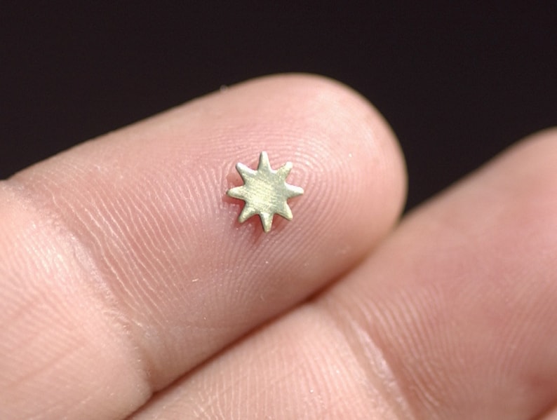 以下が含まれることがあります： 小さな金色星の形の金属製のチャーム