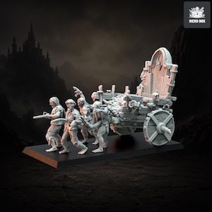 Op de afbeelding: Een grijze miniatuur-spelersfiguur die een houten kar voorstelt, getrokken door vier ondode figuren. De kar heeft een hoge rugleuning, een schedeldetail en spaakwielen. De figuren zien er skeletachtig uit, waarbij er één een lang mes vasthoudt. De tekst NERD BOX is rechtsboven zichtbaar.