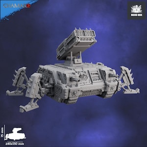 Op de afbeelding: Een grijze harsminiatuur van een sciencefictiontank met vier mechanische poten, een op de bovenkant gemonteerde raketwerper en zijkanonnen. De tank heeft schedel-emblemen en meet 240x130 mm. De teksten CHAMAK en NERD BOX zijn zichtbaar.