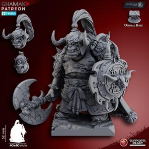 Könnte beinhalten: Eine graue 3D-gedruckte Miniatur eines Ork-Kriegers mit einem gehörnten Helm, der eine große Axt und einen Schild mit einem Stierkopfdesign hält. Die Miniatur steht auf einer felsigen Basis. Die Miniatur ist kompatibel mit einer Doppelbasis.