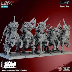 Può includere: Un modello in miniatura grigio di una base doppia con sei creature simili a draghi cavalcate da figure corazzate. La base è alta 5,5 cm e ha un'impronta quadrata di 30x60 mm o rotonda di 35x60 mm. Il modello è etichettato "GHAMAK PATREON TRIBES".