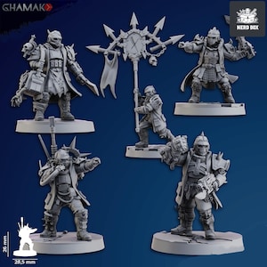 Może przedstawiać: Pięć szczegółowych miniaturowych figurek opancerzonych postaci, każda w innej pozie na okrągłych podstawach. Figurki są szare, z maskami w kształcie czaszek i różnymi broniami. Tło jest ciemnoniebieskie. Figurki mają około 2,6 cm wysokości i 2,85 cm szerokości.