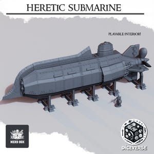 Puede incluir: Modelo gris de submarino Heretic con el texto "HERETIC SUBMARINE" encima. El modelo está soportado por un soporte marrón y tiene una hélice y aletas. También es visible el texto "PLAYABLE INTERIOR!". Una pequeña figura está cerca del modelo.