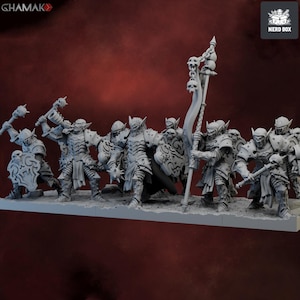 Pode incluir: Um conjunto de figuras em miniatura de resina cinzenta sem pintura que representam um grupo de guerreiros com armadura. As figuras apresentam armaduras detalhadas, maças com espigões, escudos ornamentados e um estandarte com caveiras.