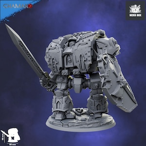 Może przedstawiać: Szara, szczegółowa miniaturowa figura robota z dużym mieczem i tarczą. Robot ma skomplikowane opancerzenie i stoi na teksturowanej podstawie. Figurka jest przedmiotem kolekcjonerskim.