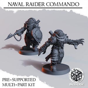 Puede incluir: Dos figuras grises de Naval Raider Commando. Una sostiene una lanza y un escudo, la otra tiene una garra mecánica. El texto "NAVAL RAIDER COMMANDO" y "PRE-SUPPORTED MULTI-PART KIT" son visibles. También está el logo de Diceverse.