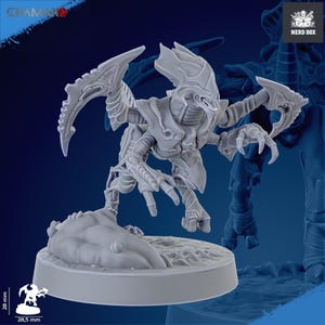 Puede incluir: Una figura en miniatura gris detallada de una criatura con garras afiladas y una expresión amenazante. La figura está sobre una base redonda de 2,85 cm por 2,8 cm. Producto Nerd Box.