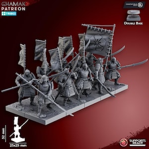 Può includere: Un set di otto guerrieri samurai in miniatura di plastica grigia con spade e lance. Le figure sono in piedi su una base grigia con un motivo bianco e nero. Le figure tengono bandiere con un motivo floreale bianco e nero. Le figure sono compatibili con una base doppia.