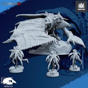 Peut inclure: Un ensemble de figurines en résine gris clair comprenant une grande créature ailée avec des appendices griffus et trois petites figurines tentaculaires sur socles ronds. La grande figure mesure 120x92 mm. L'image contient le texte CHAMAK et NERD BOX.