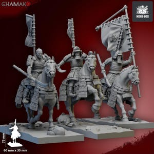 Op de afbeelding: Een grijs miniatuurmodel van drie samoerai-krijgers te paard, elk met een speer of vaandel. De paarden staan in een drafhouding en de samoerai dragen gedetailleerde harnassen. Het model is 60 mm x 35 mm x 75 mm.