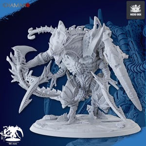 Puede incluir: Una detallada figura en miniatura gris claro de una criatura monstruosa con garras afiladas, cuchillas y placas tipo armadura. La figura está posada sobre una base circular. La figura mide aproximadamente 9 cm de ancho y 6 cm de alto. Producto de Nerd Box.