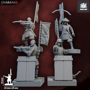 Puede incluir: Figuras de samuráis en miniatura, de aproximadamente 3,4 cm de alto y 2,5 cm de ancho, representadas en poses de acción. Una figura apunta con un arco, mientras que otras sostienen armas. Las figuras están sobre plataformas de madera, con banderas y una ballesta.