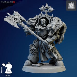 Può includere: Una figura in miniatura grigia e dettagliata di un guerriero in armatura ornata, con una grande ascia. La figura ha un elmo con corna e teschi, e un elemento sulla spalla simile a pelliccia. La base misura 40 mm di larghezza, la figura è alta 55,8 mm.