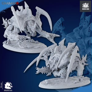 Puede incluir: Dos detalladas figuras blancas de criaturas alienígenas sobre un fondo azul. Las criaturas tienen múltiples extremidades, garras afiladas y detalles intrincados. Las figuras están sobre bases ovaladas texturizadas. El texto "NERD BOX" y "CHAMAKO" está incluido.