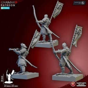 Puede incluir: Tres figuras de samuráis en miniatura, cada una posando con un arco, una bandera y una espada. Las figuras son grises y se apoyan sobre pequeñas bases cuadradas. Las dimensiones son 2,5 cm x 2,5 cm y 3,4 cm de alto. Incluye el texto "GHAMAK PATREON TRIBES".