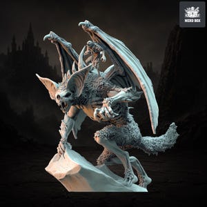 Pode incluir: Uma miniatura de resina cinza-claro sem pintura de uma criatura alada semelhante a um morcego com uma figura humanoide menor montada em suas costas. A criatura tem orelhas grandes, garras afiadas e um corpo com textura de pelo sobre uma base.