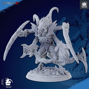 Puede incluir: Figura en miniatura gris detallada de una criatura con torso humanoide, rasgos insectoides y grandes cuchillas curvas. La figura mide 5,2 cm de alto y 5 cm de ancho.