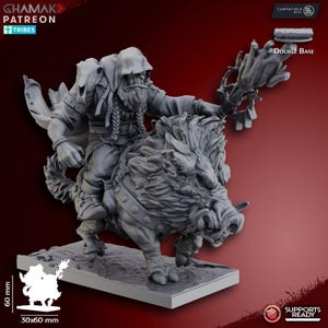 Könnte beinhalten: Eine graue, 3D-gedruckte Miniatur eines Zwergs, der auf einem Eber reitet. Der Zwerg trägt einen Kapuzenumhang und hält einen Stab. Der Eber hat einen grimmigen Ausdruck und stürmt vorwärts. Die Miniatur ist für Tabletop-Spiele konzipiert und kompatibel mit einer Doppelbasis.