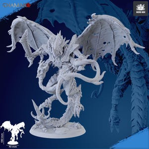 Puede incluir: Miniatura sin pintar de una criatura alada con torso humanoide, múltiples brazos y cola serpentina. La figura tiene detalles intrincados, incluyendo garras afiladas, cuernos y apariencia esquelética. La base mide 7 cm de ancho y la figura mide 13 cm de alto.