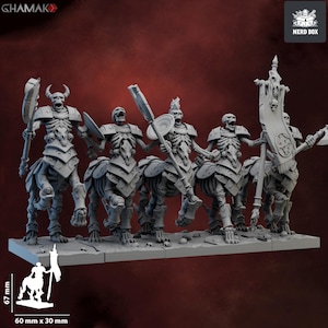Pode incluir: Um conjunto de cinco miniaturas de centauros esqueleto cinzentos sem pintura sobre uma base retangular. As figuras apresentam torsos esqueléticos, corpos de cavalo e placas de armadura. Uma figura segura um estandarte, enquanto outras carregam machados e escudos. A altura é de 67 mm.