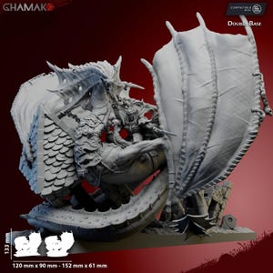 Pode incluir: Uma miniatura cinzenta detalhada de um dragão com grandes asas, um cavaleiro e uma base dupla. As asas do dragão estão abertas e o cavaleiro segura uma espada. As dimensões da base são 12,0 cm x 9,0 cm - 15,2 cm x 6,1 cm, e a altura é de 13,3 cm.
