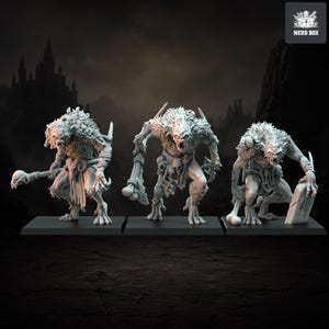 Może przedstawiać: Trzy niepomalowane szare miniaturowe figurki przedstawiające przygarbione, potworne stworzenia o futrzanych teksturach, ostrych pazurach i wyszczerzonych zębach. Każda figurka stoi na prostokątnej podstawie, trzymając prymitywną broń z kości.