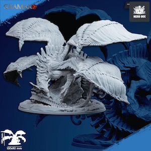 Peut inclure: Une figurine de dragon miniature gris clair non peinte avec de grandes ailes texturées et une colonne vertébrale squelettique. La créature est posée sur une base rocheuse. Le texte inclut GHAMAK, NERD BOX et 120x92 mm pour les dimensions.