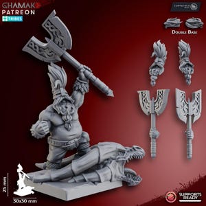 Puede incluir: Una miniatura gris de un guerrero enano impresa en 3D, con un hacha grande, de pie sobre un dragón derrotado. La miniatura mide 30 mm x 30 mm y es compatible con una base doble.