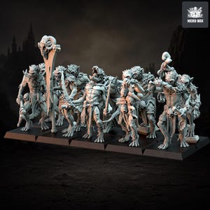 Pode incluir: Um grupo de figuras em miniatura cinzentas sem pintura representando criaturas humanoides com orelhas pontiagudas, constituição musculosa e tangas. Uma figura segura um cajado alto com um crânio de carneiro. Elas carregam armas como lâminas e ossos.