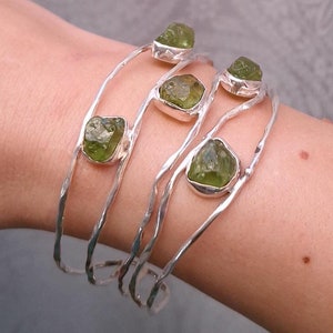 Grönt silverarmband, peridotarmband, brett manschettarmband, grönt stenarmband, brett armband, silverarmband, ädelstensarmband