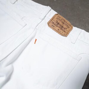 1982 Levi&#39;s 550 Orange Tab // vintage clean white zippered fly denim jeans Made in USA 32x33 true measurement