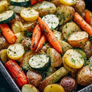 Patatas, zanahorias y calabacines asados con ajo y hierbas