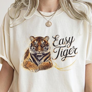 Elegantes Tiger T-Shirt Design - femininer Goldstaub PNG mit handgezeichneter Tiger Illustration - Digitaler Download für Sublimations- & DTG-Drucke
