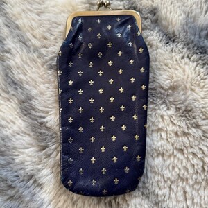 Porte-monnaie vintage fleur de lys en cuir doré / pochette / étui à lunettes - bleu foncé - fabriqué en Italie années 80 90 Kiss Lock or