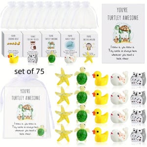 Pode incluir: Uma cole&ccedil;&atilde;o de pequenos itens decorativos, incluindo patos amarelos, baleias brancas, tartarugas verdes, estrelas do mar amarelas e corujas cinzentas. O conjunto inclui cart&otilde;es com o texto "You're Turtley Awesome" e outras frases encorajadoras. A imagem mostra um conjunto de 75 itens.