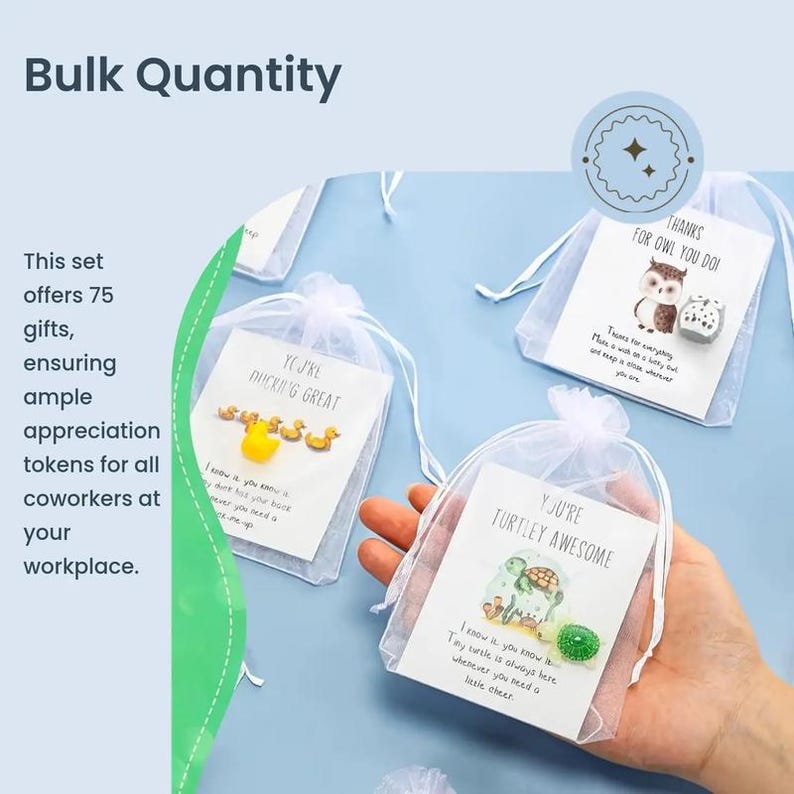 Pode incluir: Um conjunto de fichas de apre&ccedil;o em pequenos sacos de malha brancos. Cada saco cont&eacute;m um cart&atilde;o com um jogo de palavras e um pequeno charme tem&aacute;tico. O texto diz "Bulk Quantity" e "This set offers 75 gifts..."