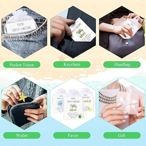 Pode incluir: Uma cole&ccedil;&atilde;o de itens para presente, incluindo fichas de bolso, chaveiros e lembrancinhas. Cada item apresenta um cart&atilde;o branco com o texto "YOU'RE TURTLEY AWESOME" e um gr&aacute;fico de tartaruga. Os itens s&atilde;o mostrados em v&aacute;rias configura&ccedil;&otilde;es, como um bolso, uma bolsa e uma caixa de presente.