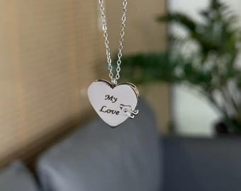 Colar "Meu Livro de Amor" - Pingente de Coração com Texto Gravado, Presente Perfeito para Pessoas Queridas