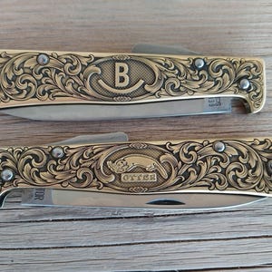 Anpassad graverad utterfickkniv